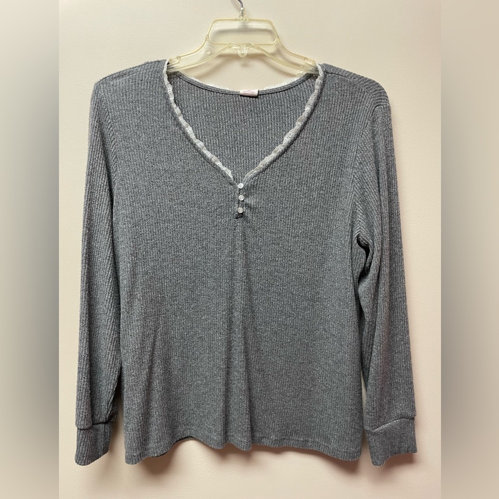 Women’s XL long sleeve gray v-neck w/white lace trim & buttons top